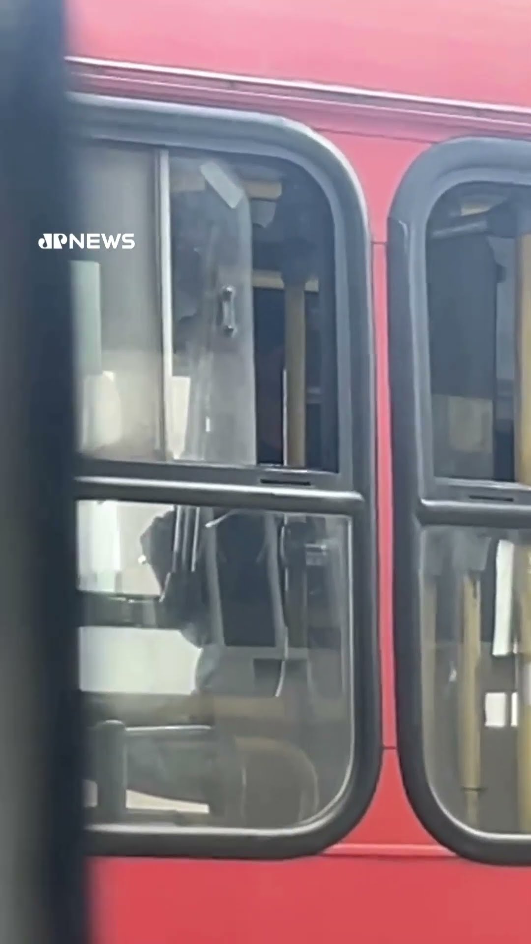 Homem armado com faca sequestra ônibus e faz refém em Contagem, Minas Gerais #Shorts