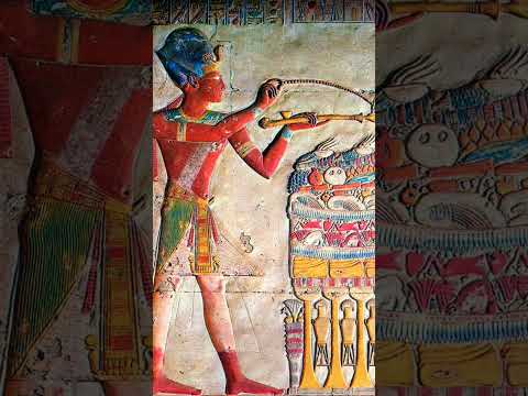 الملك سيتي الاول يشعل البخور فوق مائده التقدمات في المعبد بها لحوم و فواكه احد طقوس العباده بمعبده