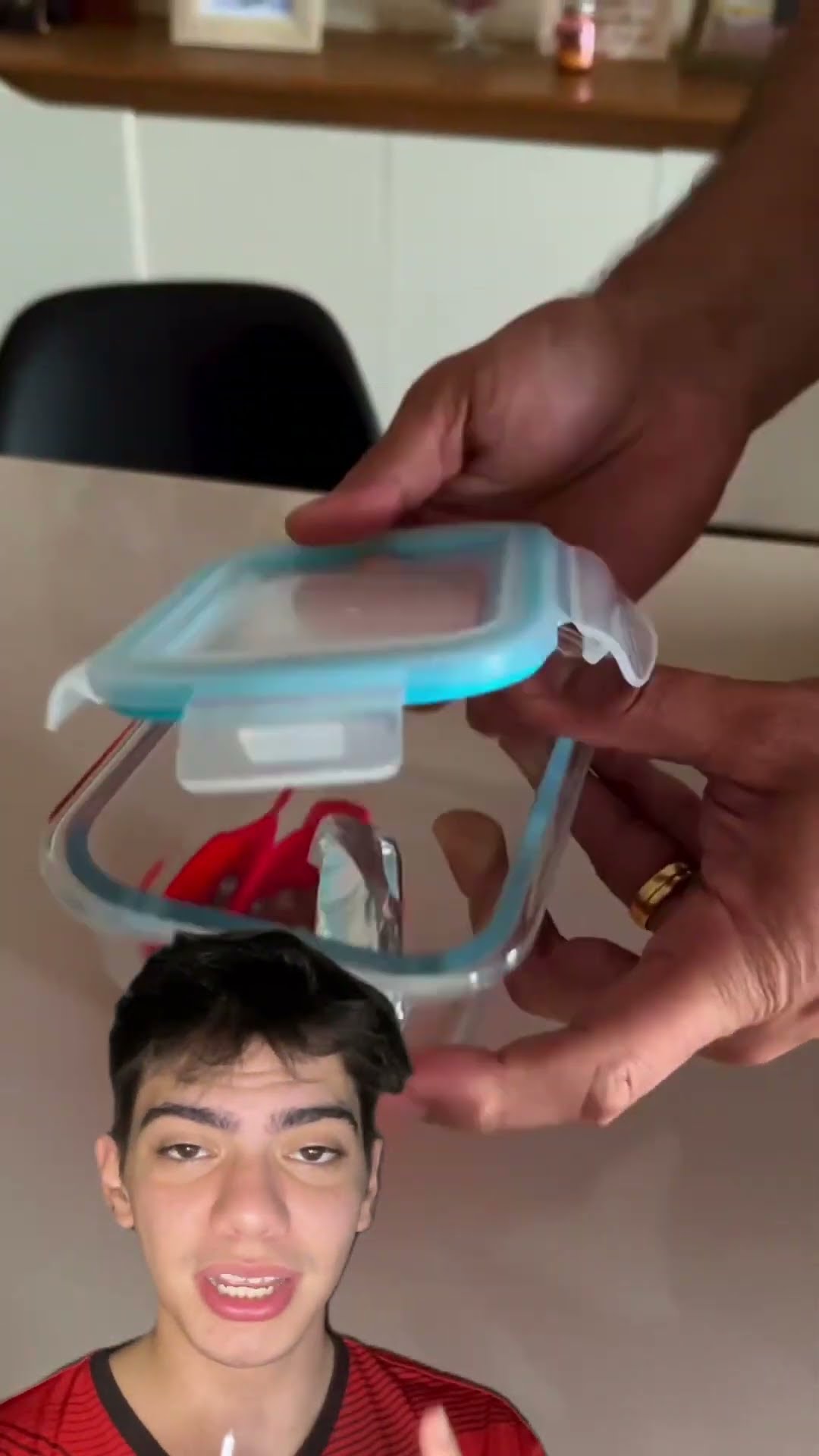 Brinquedo mágico com papel alumínio e bolinha de gude! ?✨ Simples e divertido pra toda a família!