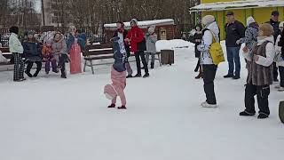 Девчонки очень круто поют!Кавер Обернитесь