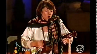 Vignette de la vidéo "Isabel Parra  De que color en Olmue 2001"