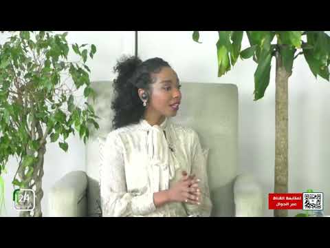 يختلف العود عن آلة السمسمية البدائية في العزف بالنسبة للمقامات والمسافات الموسيقية