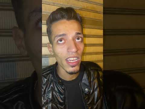بقالي ساعه بضحك