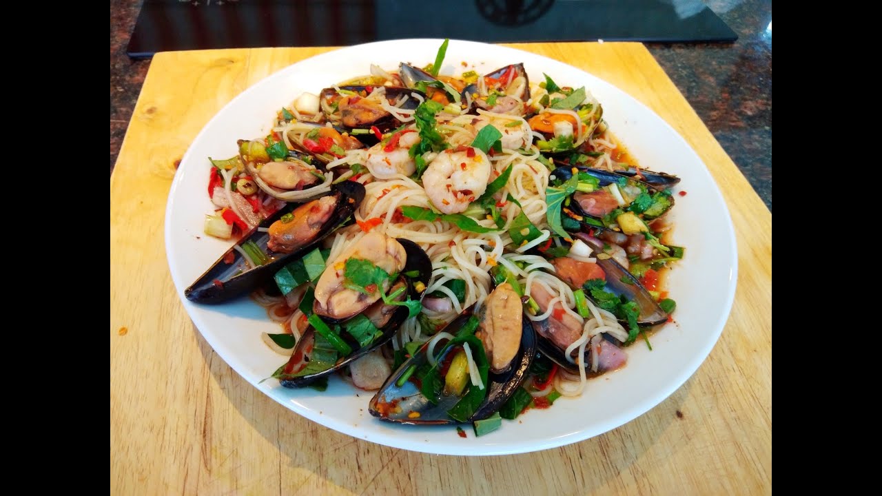 ยำขนมจีนทะเล เผ็ดๆ แซ่บๆ Spicy rice nooddle salad with seafood | PearyP