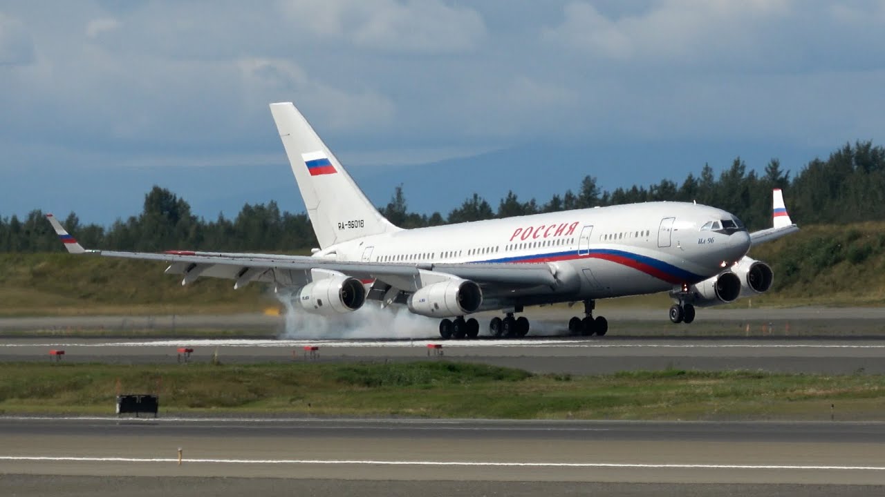 Российские Ил-96 и кортеж для делегации Путина в Анкоридже перед саммитом Трампа и Путина