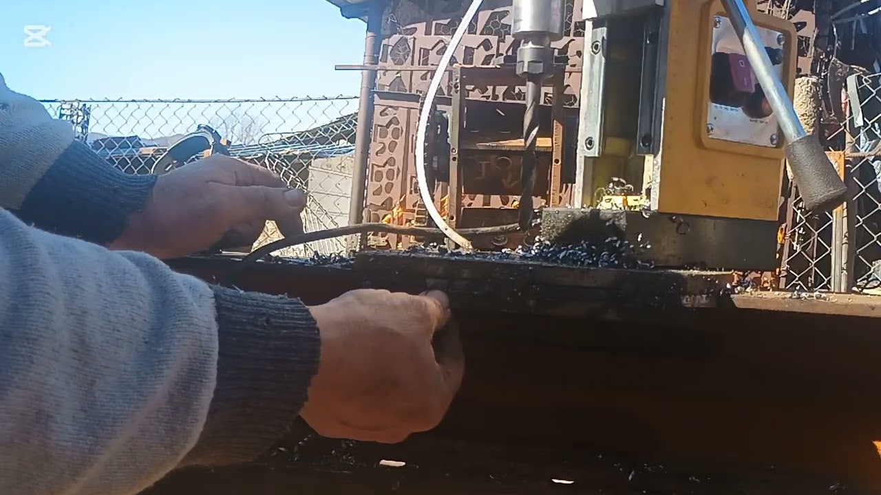 La treabă prin curte cu Vevor mașina de găurit.