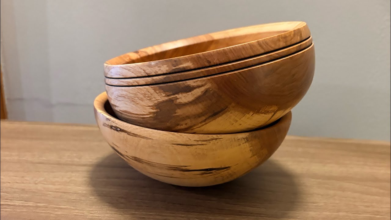 Ллойд Мойер доел две порции вишневой миски.