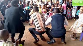 Tucasa Mwenge wakihabudu na watoto kanisa la Kariwa sda church