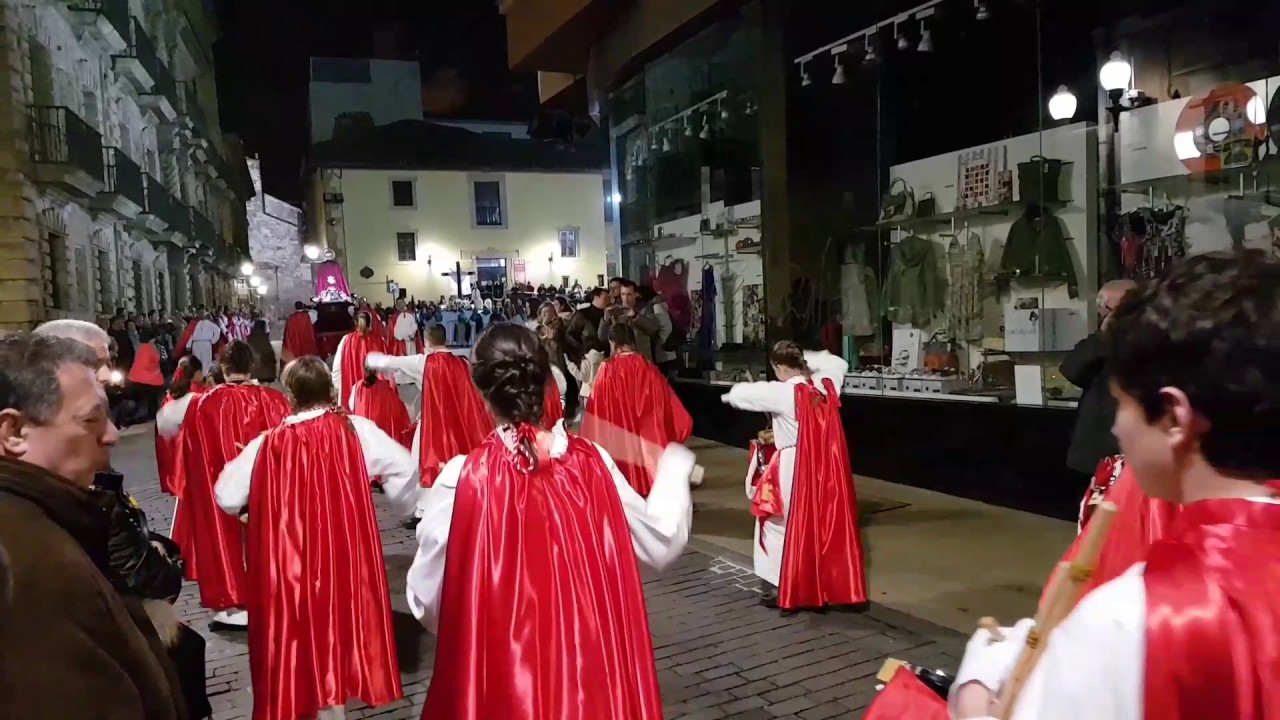 Sabado Santo 2.017. Procesión de la Resurrección por Calle San Bernardo. Avilés.