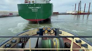 Towing a ship into the lock… without touching it at all 🤷🏻♀️🤷🏻♀️