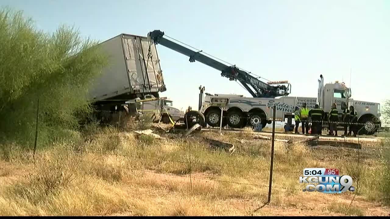 Multiple vehicle fatal crash shuts down I-10 - YouTube