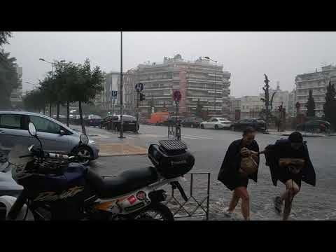 Καταρρακτώδης βροχή στη Θεσσαλονίκη-  GRTimes.gr