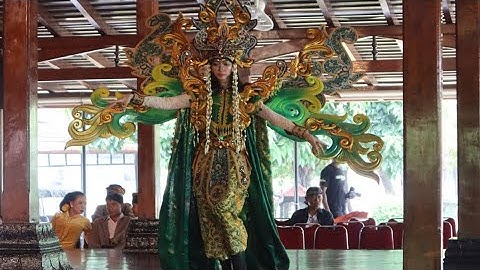 Nonton Carnival Rembang lewat live dalam acara Duta Seni 2025 di Anjungan TMII