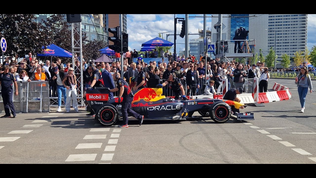 Formula Red Bull Showrun Vilnius - 2011 F1 Car sounds - YouTube