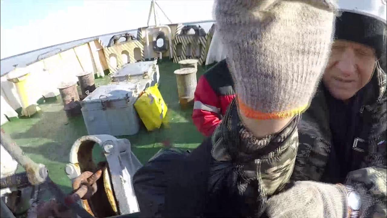 Новости про мужчину в охотском море. Фото море непогода катер. Спасение кита из сетей в охотском море. Новости про мужчину в охотском море. Лёд в охотском море.