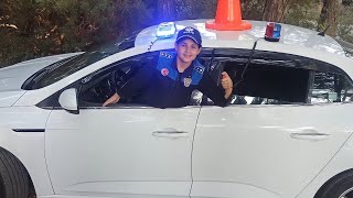 Melisa Arabaya Ikitane Polis Lambası Taktı Polis Dubasını Arabanın Üstüne Koydu