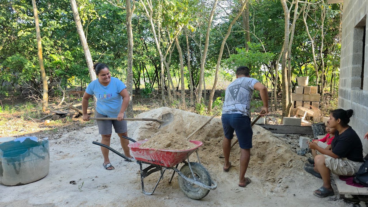 Doña maili llega y nos ayuda en el proyecto de don Andres y familia. 