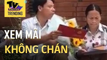 Bố mẹ xúc động cầm tấm bằng tốt nghiệp đại học của con 