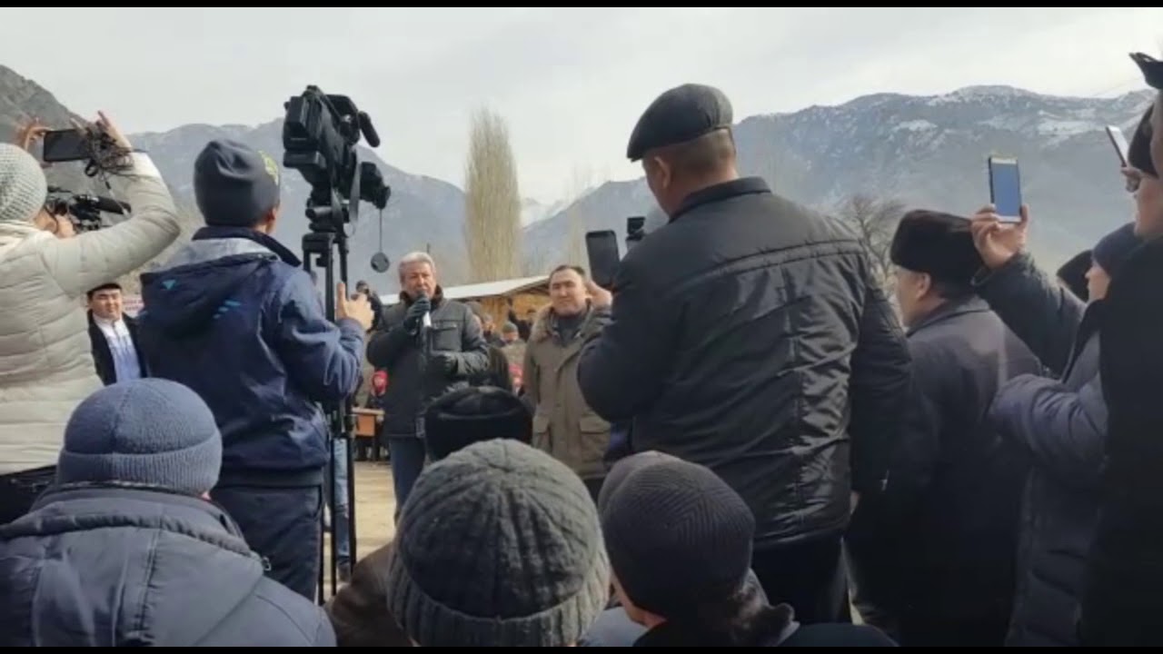 Кадамжайда Шамбесай кенин иштетүү маселесин талкуулоо үчүн жүздөгөн адамдар чогулду