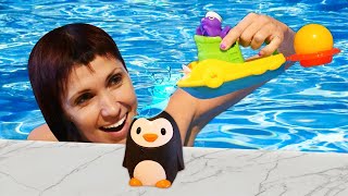 Маша Капуки и игры в бассейне. Игрушки и веселая песенка - Развивающее видео для детей