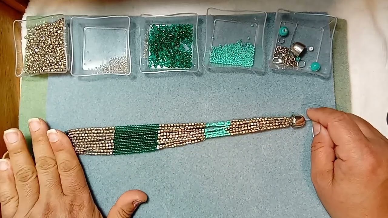 Collar large con mostacillas y cristales en color verde