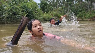 Little May Was Swept Away by the River—The Veteran Jumped Into the River Without Hesitation