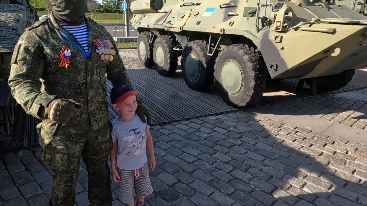 Герой десантник и дети на выставке трофейной техники. Поклонная гора ...