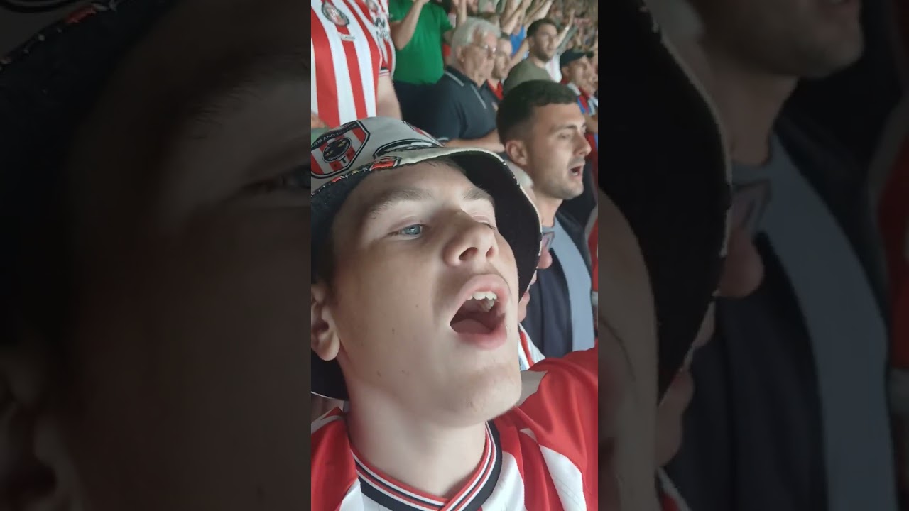 Sunderland sings Falling in love with you for the first time in the back in the premier league