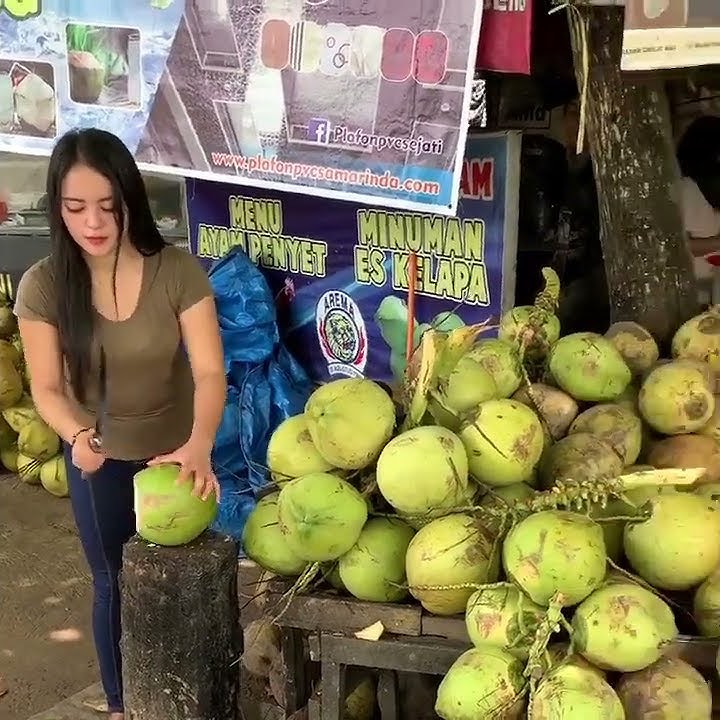 Tukang es kelapa cantik #kelapamuda #esbuah