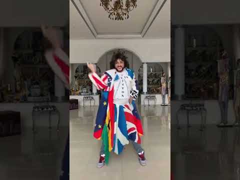 Video: Kirkorov hnav khaub ncaws peacock