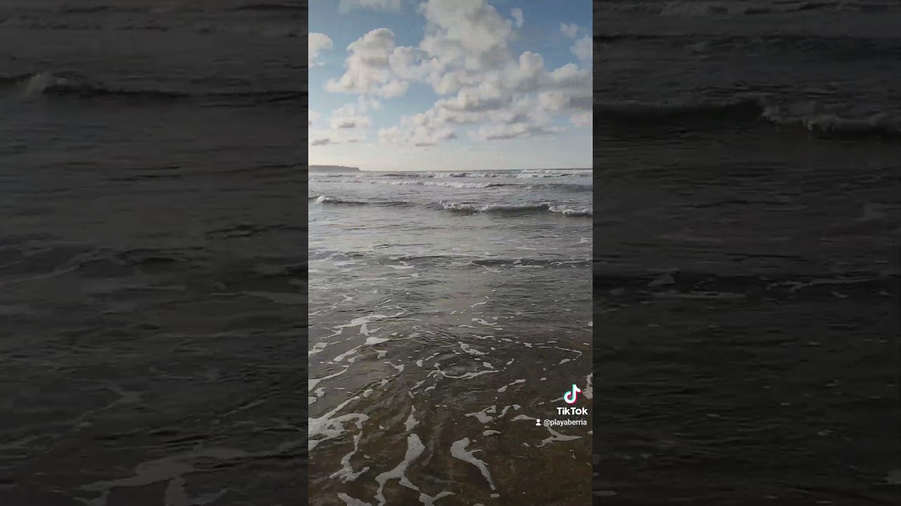 El mar Cantábrico en la playa de Berria, Santoña (Cantabria)