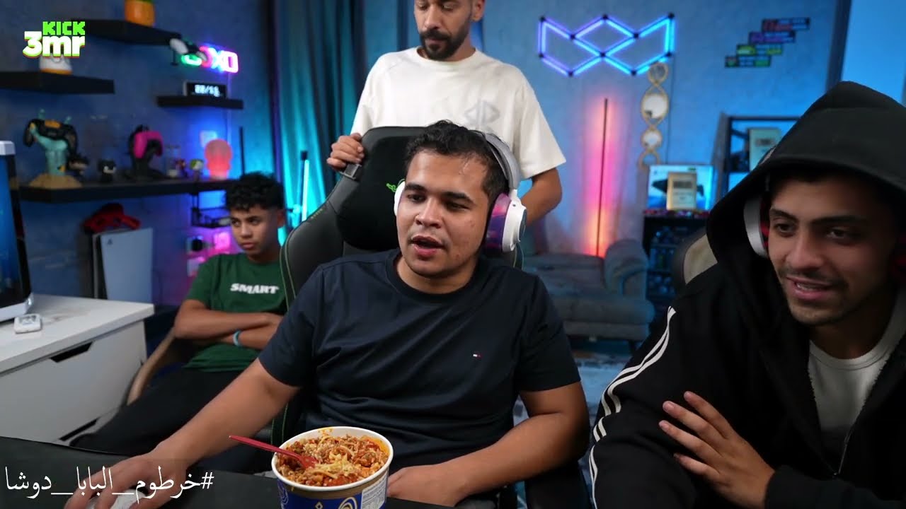 عمرو بياكل وجبة كشري