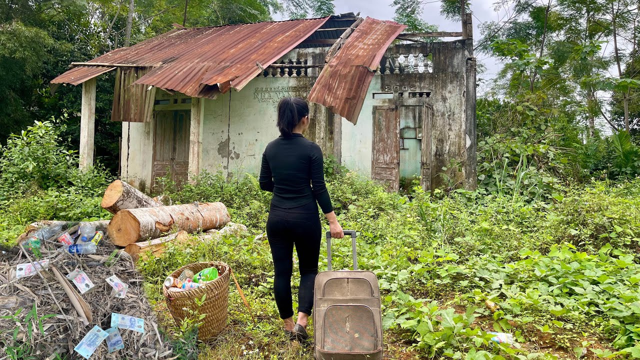 While picking up trash at a mysterious abandoned house, the girl picked up a lot of money.