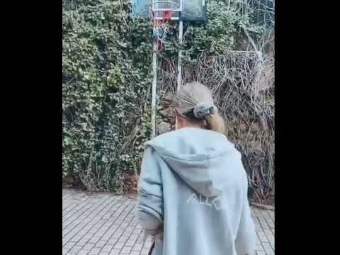 Αθηνά Οικονομάκου: Παίζει μπάσκετ στον κήπο του σπιτιού της!