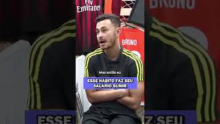 Ganhar mais dá licença pra gastar mais?
Neste TBT Me Poupe!, Fred, do Desimpedidos, conta como os gastos subiram junto com a nova realidade. Nathalia Arcuri manda o papo reto: ganhar mais pode melhorar seu padrão de vida, mas o segredo continua o mesmo, gastar menos do que entra. Porque o salário cresce, o rolê fica mais caro e, se você não prestar atenção, o boleto também vira celebridade. Ganhar mais dá licença pra gastar mais?