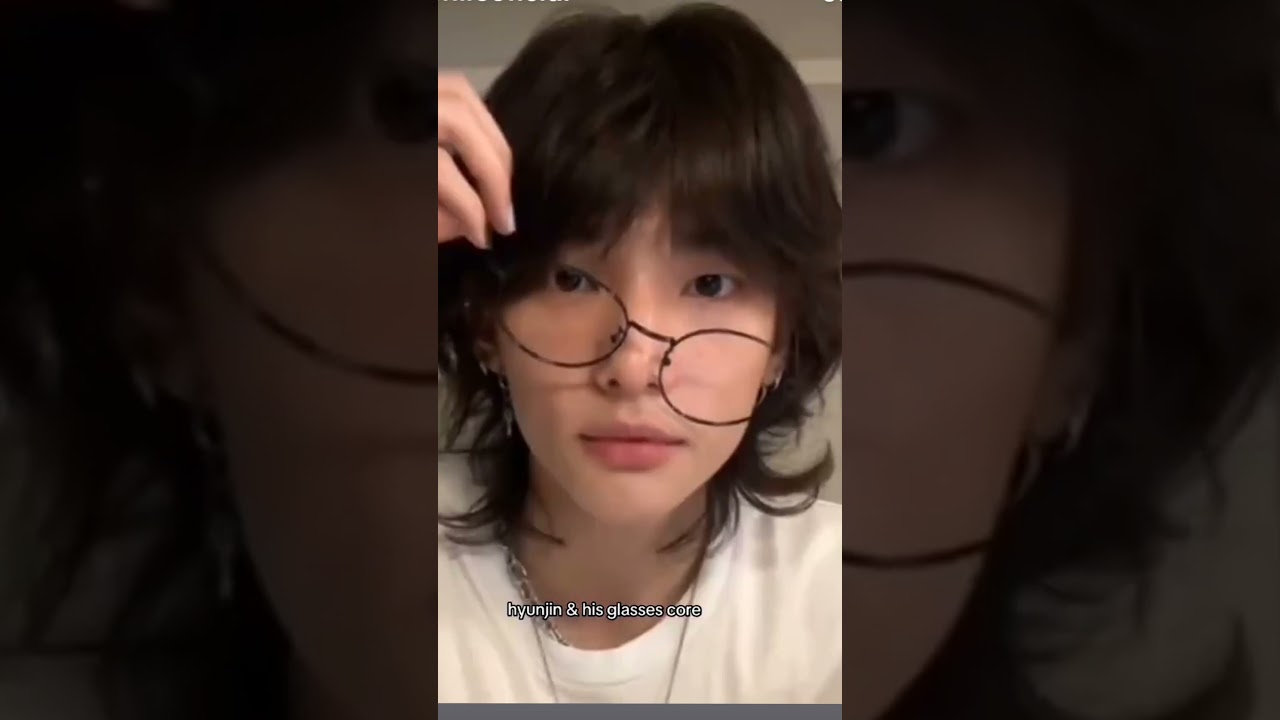 hyunjin and his glasses!🤓 