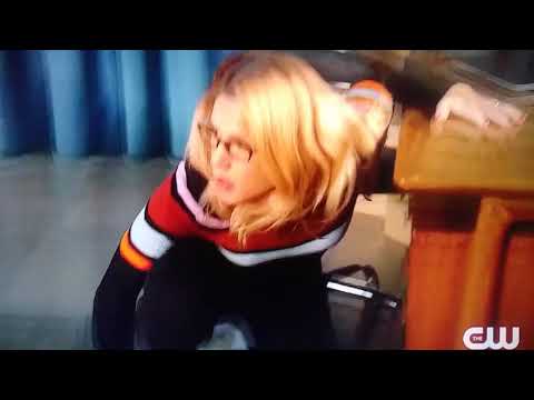 Arrow 7x8 Felicity shoots an intruder