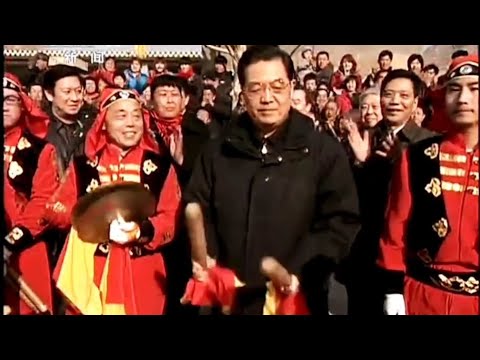 胡锦涛主席拿起鼓槌擂响大鼓与村民一起迎贺新春