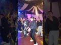 muchachos bailando