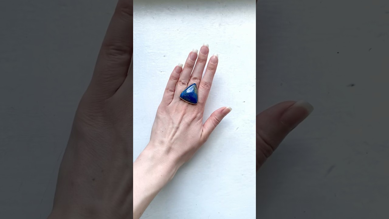 Кольцо с азуритом треугольное на руке 