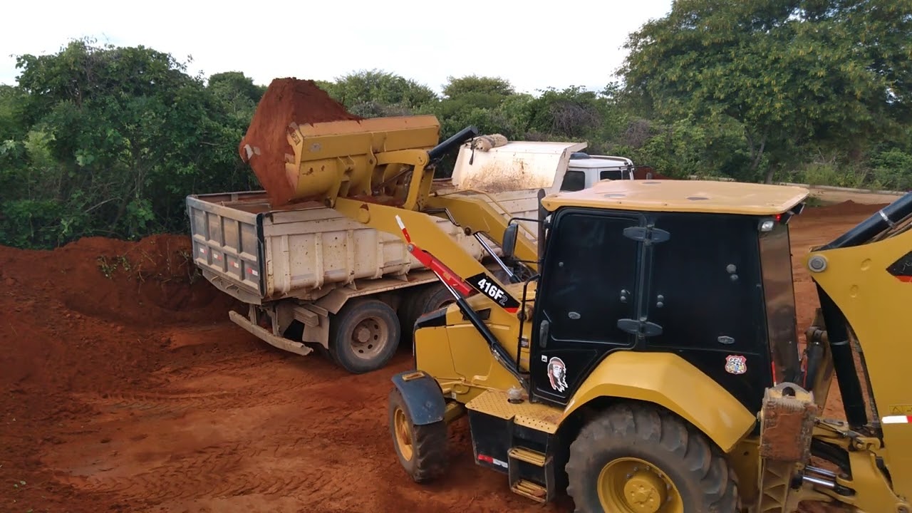 @enchendo caçamba com a 416f2 e pressão