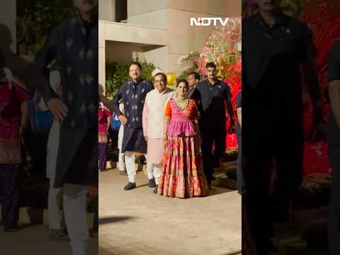 Mukesh Ambani और पत्नी Nita Ambani ने परिवार के साथ धूमधाम से मनाई Navratri