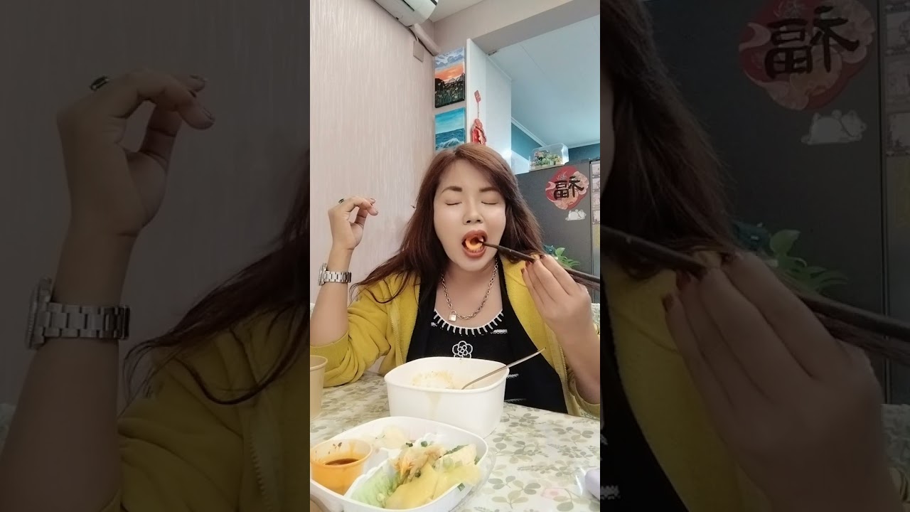 Menikmati makan malam sendirian 