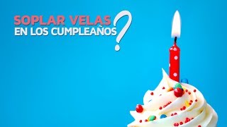 Se apagan las velas en el pastel de cumpleaños