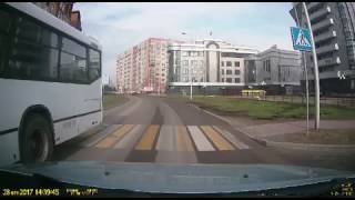 Видео Автобусы как бешеные Лоси гоняют по ул..Артиллерийская в г.Калининграде от Elena Salomatina, 1-й Андреевский проезд, Калининград, Россия