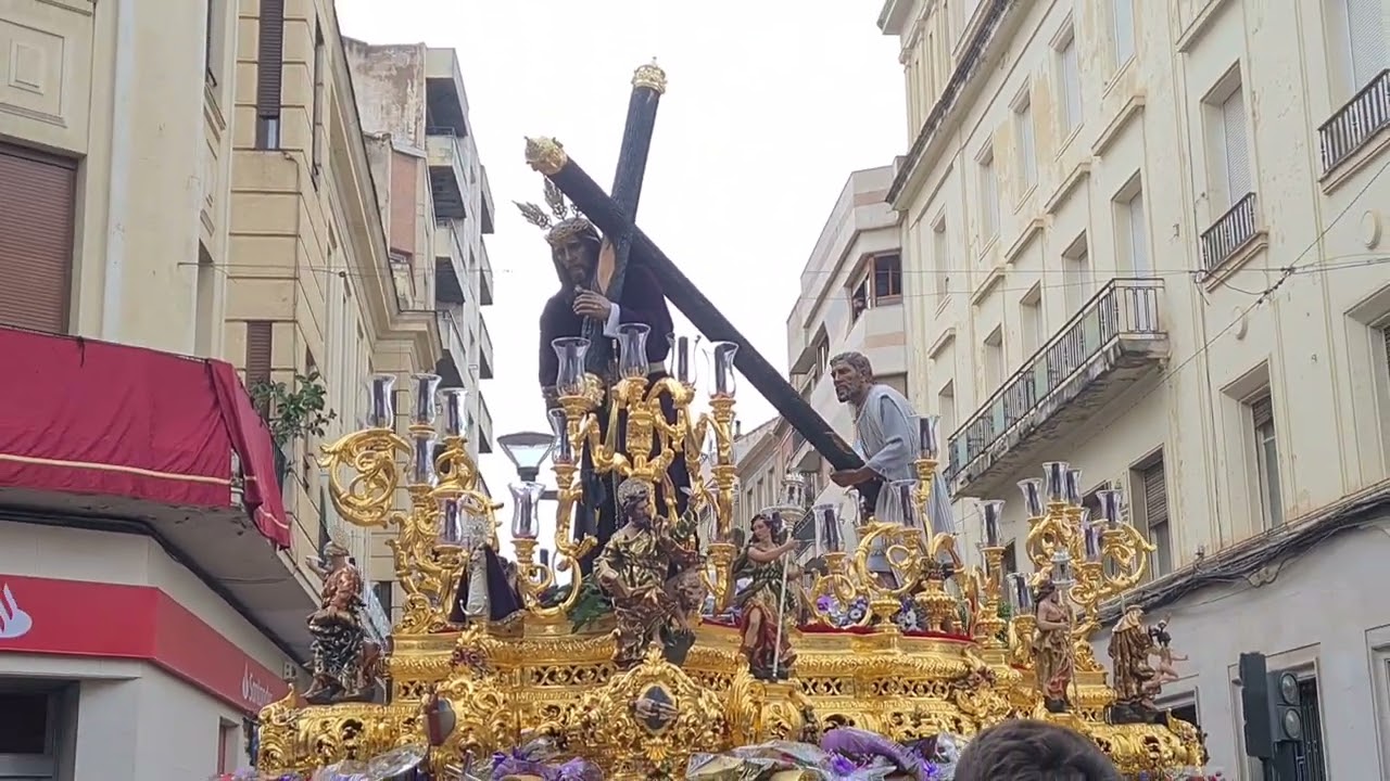 Nazareno llegando a carrera oficial a los sones del Rosario de Linares