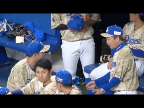 久しぶりのスタメン出場の高橋周平に試合直前に声をかける立浪監督　セカンド守備につくとファンから大歓声　中日ドラゴンズVS横浜DeNAベイスターズ　2023.4.29