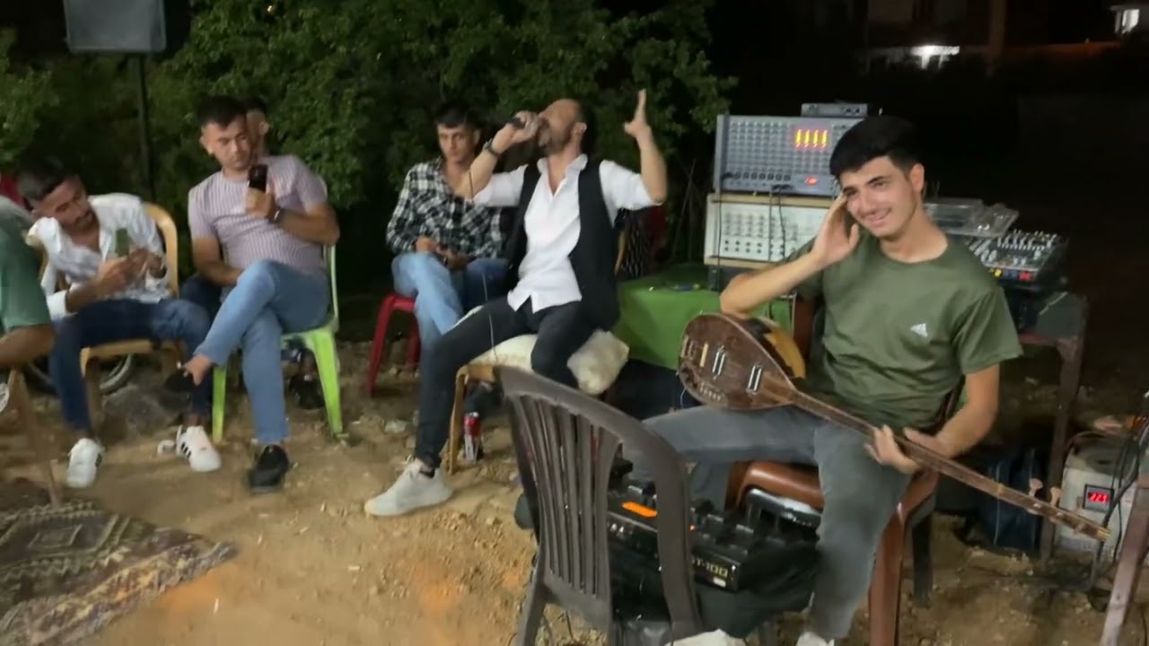 Kara saz grubu sazcının kendinden geçtiği anlar