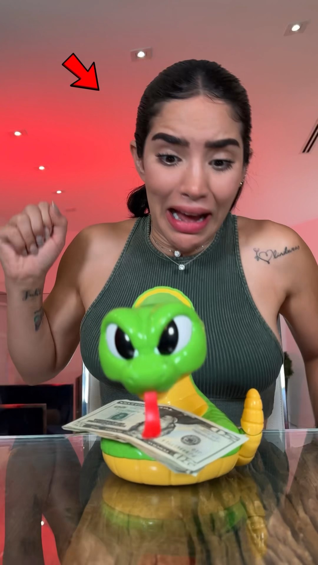 Quítale el dinero a la ?