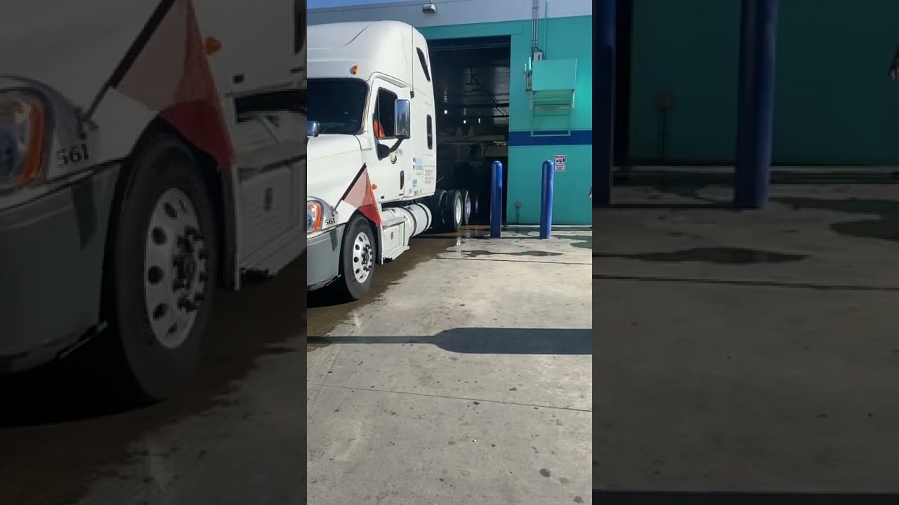 Frieghtliner Cascadia Truck wash at blue beacon heavy haul